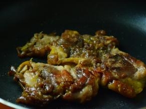 鸡皮朝底小火慢煎20分钟，接着翻面继续小火慢煎至熟透。