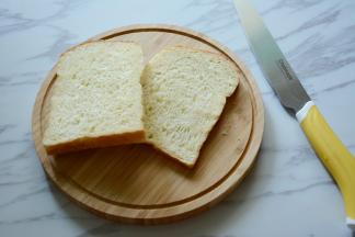 吐司切两片。