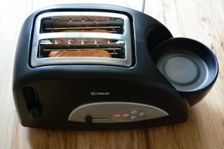 放入多士炉选择1档烘烤吐司片。