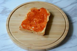 取一片涂抹上番茄酱。