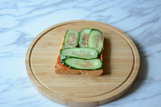 黄瓜洗干净切薄片，放在涂抹番茄酱的吐司片上。