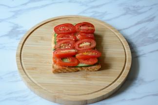 圣女果切薄皮放上。