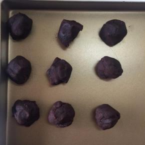 静置面团时，将豆沙馅料也称20克1份，备用