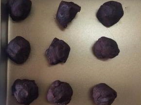 静置面团时，将豆沙馅料也称20克1份，备用