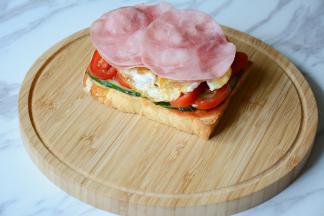 接着放鸡蛋，火腿片。