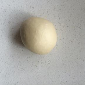 整理成圆，收口向下，并稍压扁