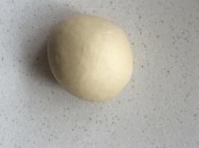 整理成圆，收口向下，并稍压扁