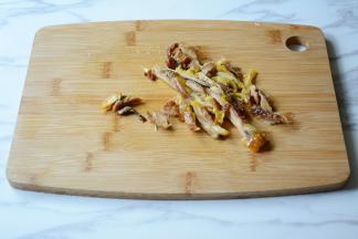 将鸡腿肉切薄长条放上。