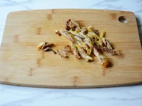 将鸡腿肉切薄长条放上。