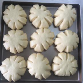 整好形的面团放入烤箱中层进行二发，为保证发酵的湿度，可以同时在烤箱内放一碗热水