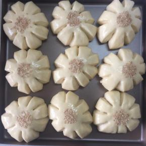 发至两倍大取出刷蛋液，同时在面团中心位置用少许芝麻进行装饰后，放入180度预热好的烤箱中，放中层位置烘烤20分钟即可