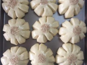 发至两倍大取出刷蛋液，同时在面团中心位置用少许芝麻进行装饰后，放入180度预热好的烤箱中，放中层位置烘烤20分钟即可