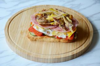 将切好的鸡腿肉放在上面。