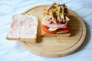 另一片吐司涂抹上适量的沙拉酱。