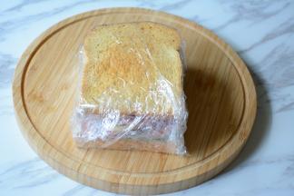 用保鲜膜将三明治包裹紧。切成四等份就可以啦。