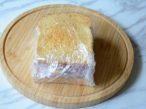 用保鲜膜将三明治包裹紧。切成四等份就可以啦。