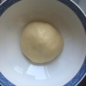 面团滚圆后放入容器，盖上湿毛巾，烤箱最下层烤盘内放温水，发酵档1个小时