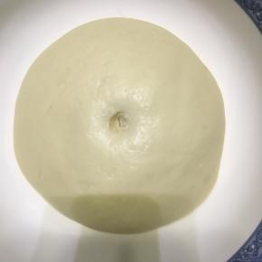 发酵到2倍大，用食指沾上面粉戳一下，不回缩就可以了