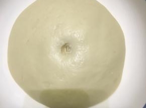 发酵到2倍大，用食指沾上面粉戳一下，不回缩就可以了