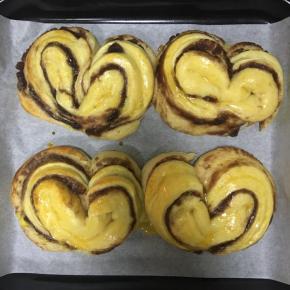 发酵到再次膨大2倍时，刷上蛋液，烤箱预热180度，上下火，烤15分钟