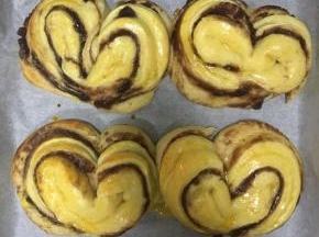 发酵到再次膨大2倍时，刷上蛋液，烤箱预热180度，上下火，烤15分钟