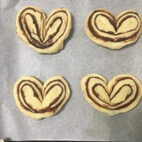 切好的面团往外两边扭开，就成心形了，盖上保鲜膜，进行第二次烤箱发酵