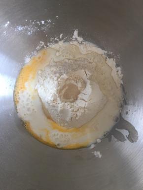 厨师机桶内先倒入牛奶，放入高筋面粉，中间挖个小孔放酵母，糖和盐对角线放，倒入全蛋液