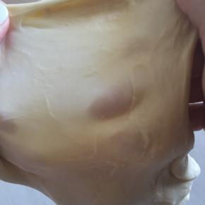 面团揉到可以拉出稍微薄的膜即可