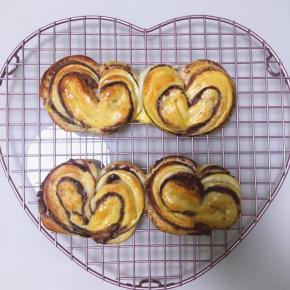 烤好的心形豆沙面包出炉啦
