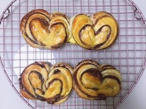 烤好的心形豆沙面包出炉啦