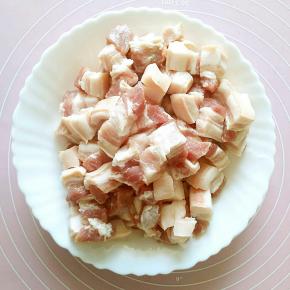 切成宽两厘米左右的小块儿装盘备用