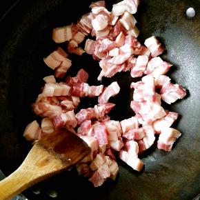 把肉块放入炒锅煸炒