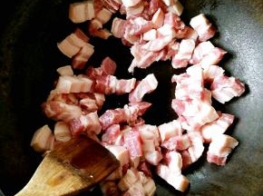 把肉块放入炒锅煸炒