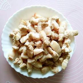 炒至肉块变色之后盛出备用