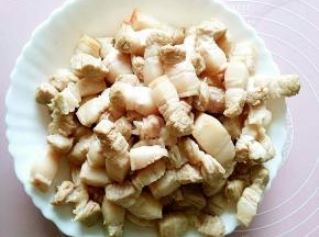 炒至肉块变色之后盛出备用