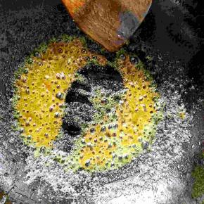 炒锅中倒入少量大豆油，加入冰糖和少量白开水熬糖色，至琥珀色。加入之前炒过的肉块继续煸炒，上色均匀后盛出装盘备用（这一步忘记拍照了）