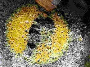 炒锅中倒入少量大豆油，加入冰糖和少量白开水熬糖色，至琥珀色。加入之前炒过的肉块继续煸炒，上色均匀后盛出装盘备用（这一步忘记拍照了）
