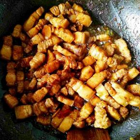 放入肉块继续煸炒片刻，加入料酒，老抽，生抽，炒匀。