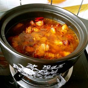 把炒好的肉块倒入砂锅，加入足够的水，大火烧开。