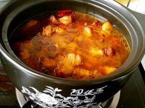 把炒好的肉块倒入砂锅，加入足够的水，大火烧开。