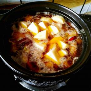 因为家里的老人爱吃土豆，所以又放了两个土豆。煮二十分钟左右的时候加入适量的盐，继续小火慢炖。