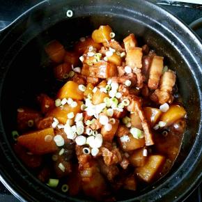 在汤汁渐少的时候就要经常搅拌了，防止糊底粘锅，在汤汁快要收干的时候关火，撒上一些葱花就可以出锅喽。