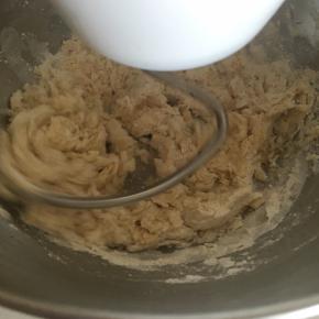 厨师机换上揉面勾，启动低速档，先把面粉揉成絮状后，换成中速