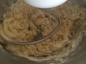 厨师机换上揉面勾，启动低速档，先把面粉揉成絮状后，换成中速