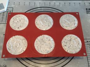 挤满模具，轻震几下，冰箱冷冻至少6小时以上