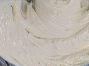 奶油奶酪室温软化后加30g糖用打蛋器拌至无颗粒顺滑状