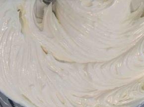 奶油奶酪室温软化后加30g糖用打蛋器拌至无颗粒顺滑状