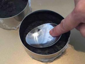 将适量拌好的奥利奥饼干底倒入模具内，用勺子压平后放冰箱冷藏备用