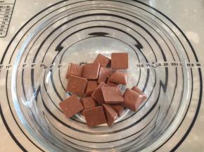 杏仁巧克力币放入碗中