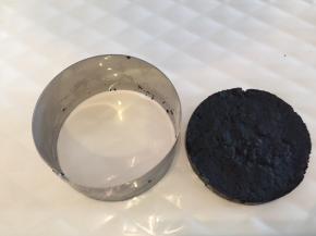 将奥利奥饼干底轻推出模具